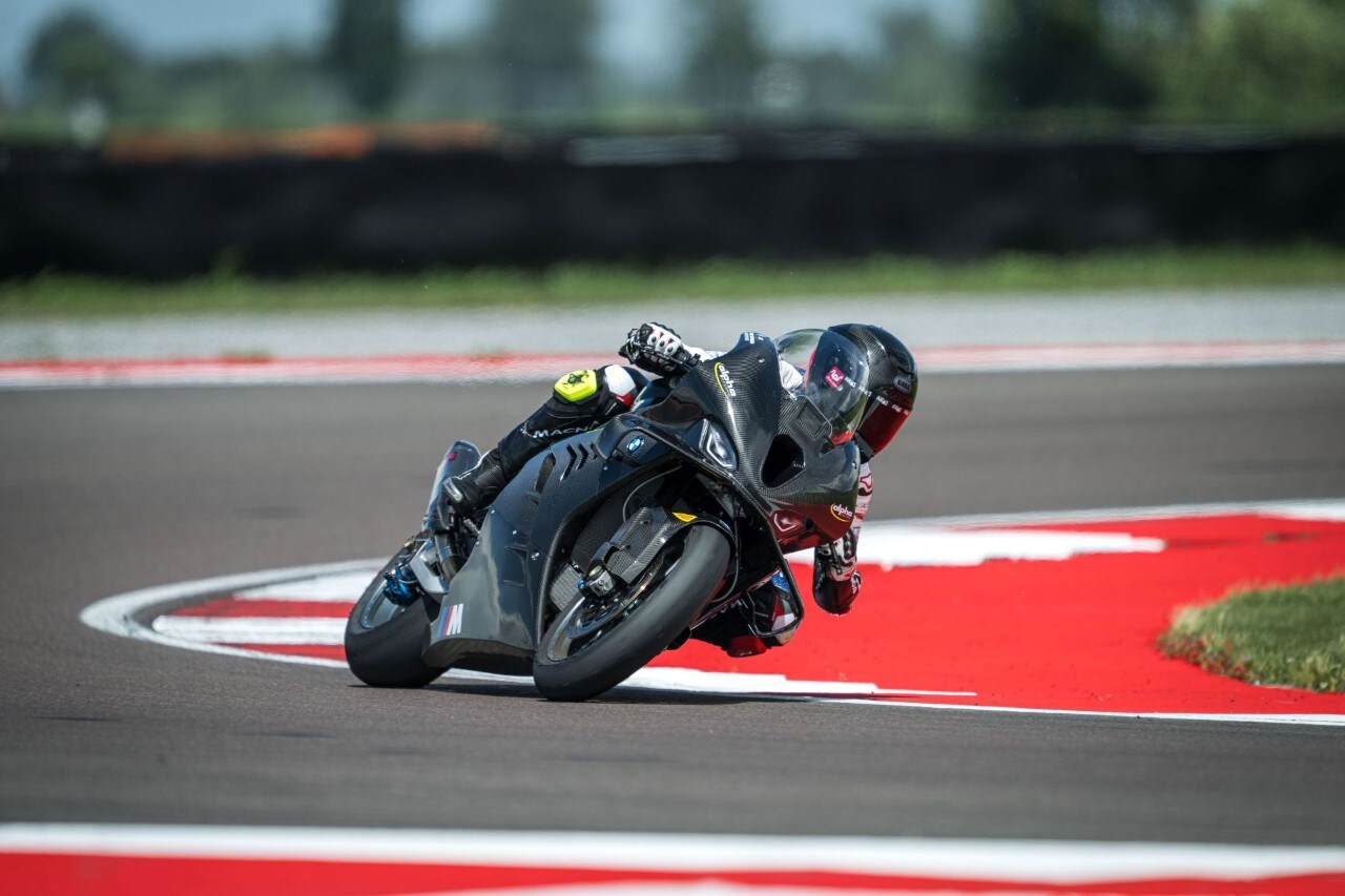 DueruoteTG #238 - Abbiamo guidato in pista la BMW che corre in SBK! 